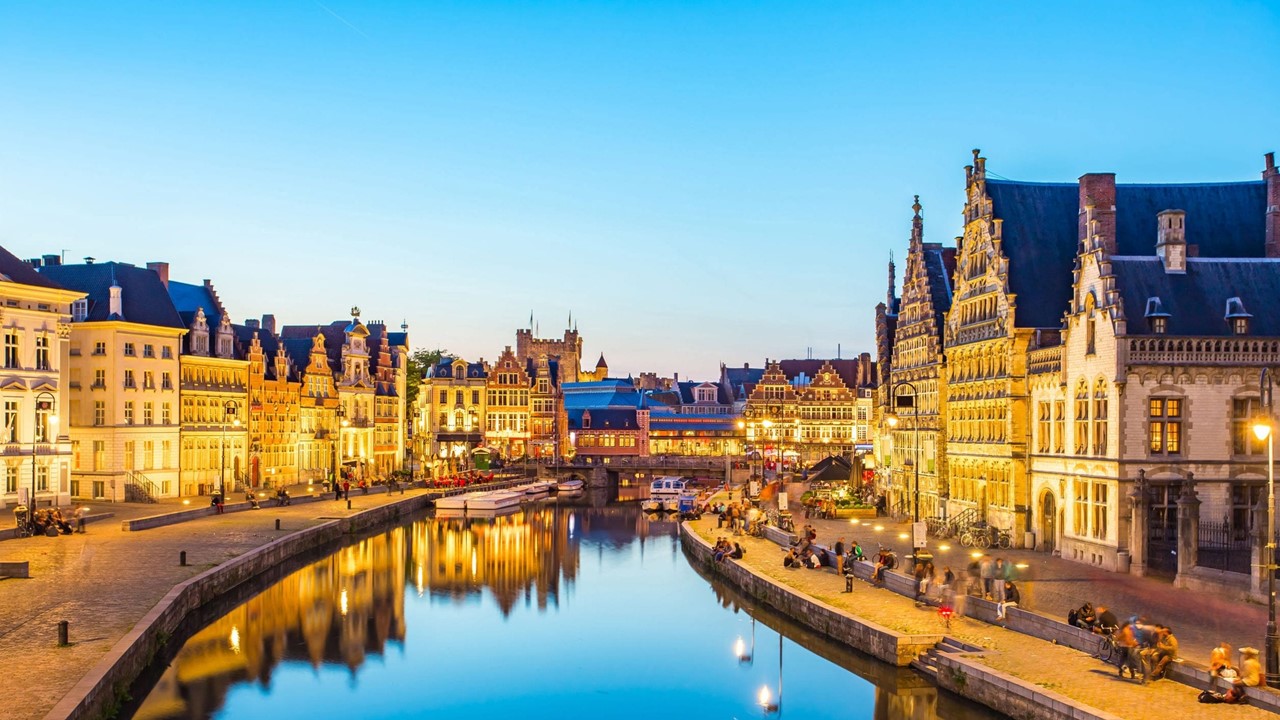 Grachten von Gent in Belgien bei Abenddämmerung