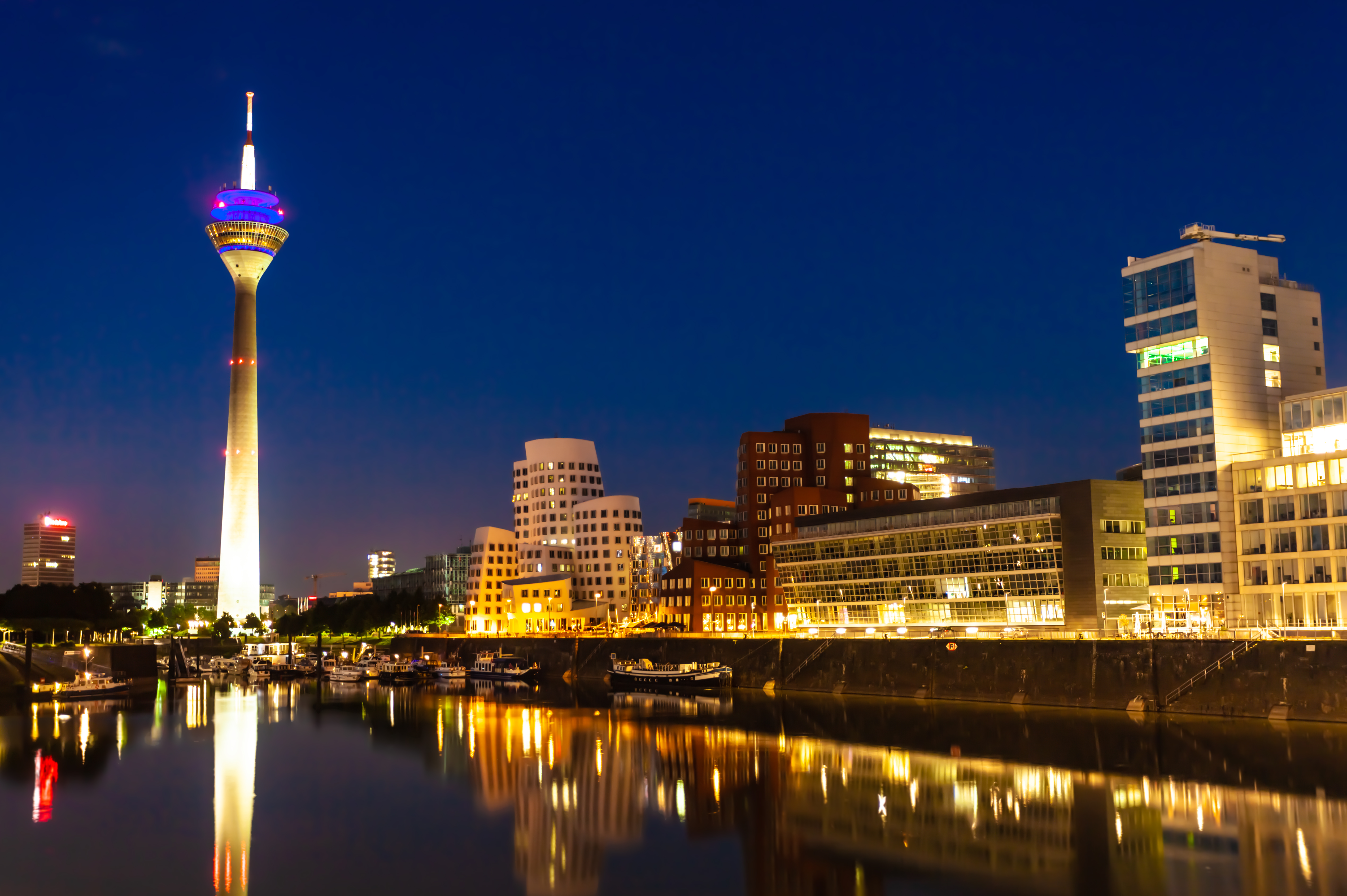 Skyline von Düsseldorf mit Rheinturm und Medienhafen bei Nacht