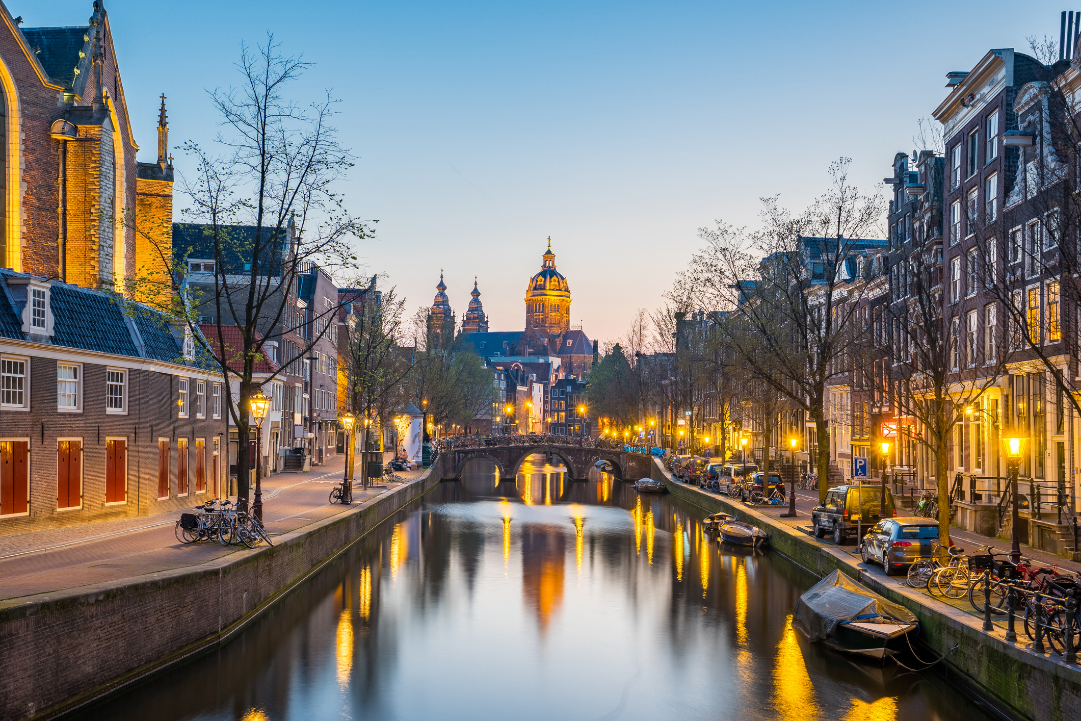 Basilika St. Nikolaus und Grachten in Amsterdam bei Abenddämmerung