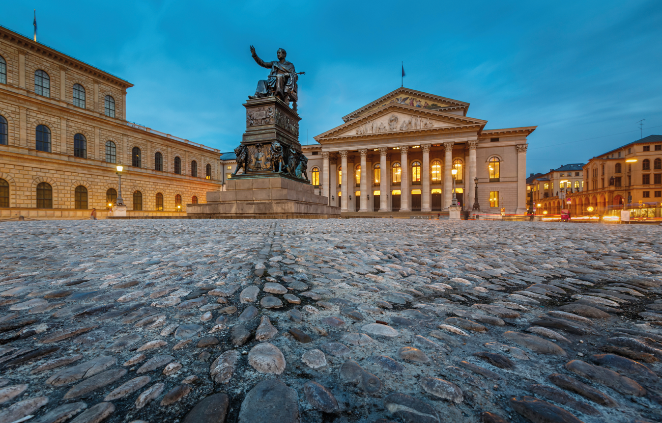 Nationaltheater München am Max-Joseph-Platz bei Nacht