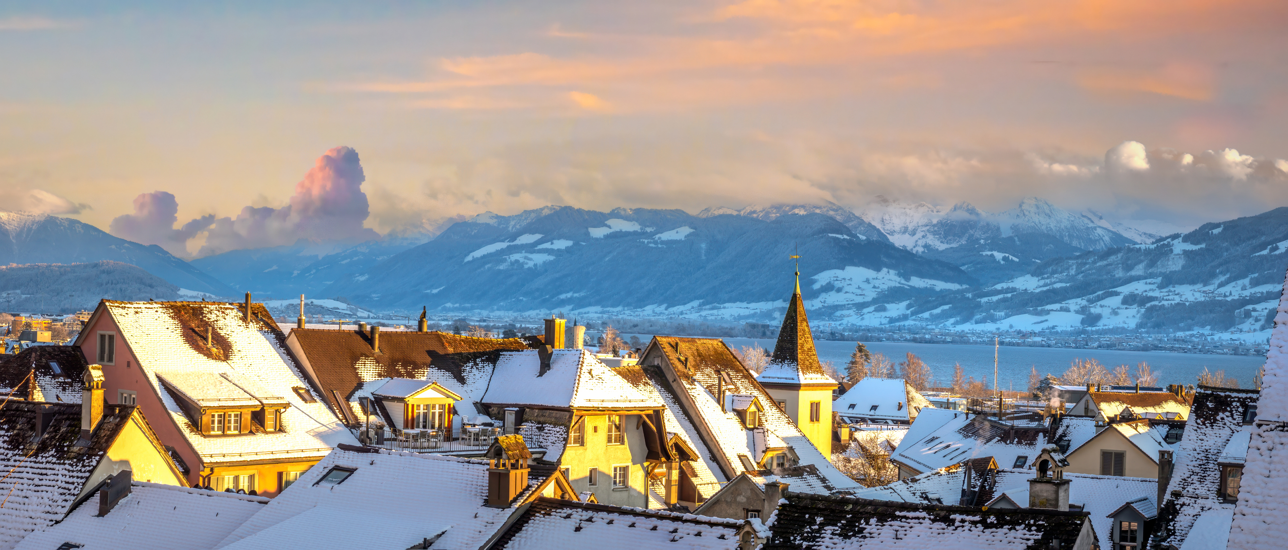 Verschneite Altstadt von Zürich mit Alpenpanorama